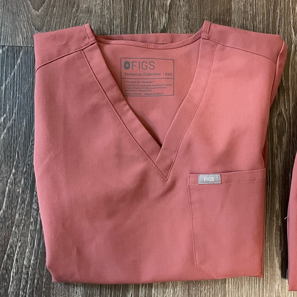 FIGS Women’s Mineral Mauve Scrub Top in XXS